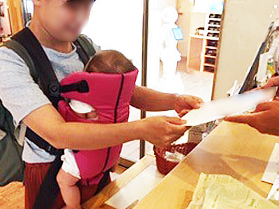 産婦人科の任残布に向けた子供用玩具商品クーポン付きマタニティーフォローブックのサンプリング事例1