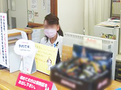 花粉症ピーク時期に耳鼻咽喉科の受付やカウンターで鼻や喉をスッキリさせるキャンディの設置サンプリング事例