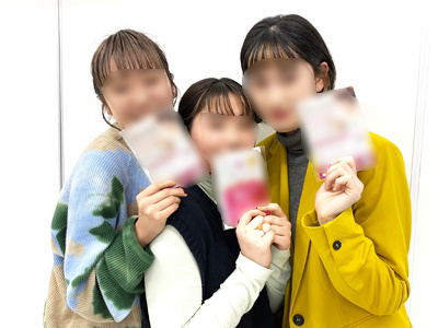 美容系専門学校の生徒達に向けた求人サロン検索リーフレットとシートマスクのサンプリング事例