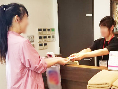 美容健康意識が高いヨガスタジオ女性利用客に向けた美容と健康に効果が見込まれるチョコレートのサンプリング事例