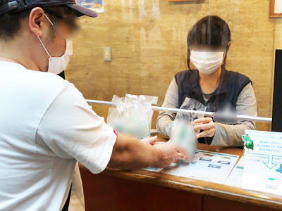 キャンプ場とグランピング施設利用者に向けた発泡酒のサンプリング事例