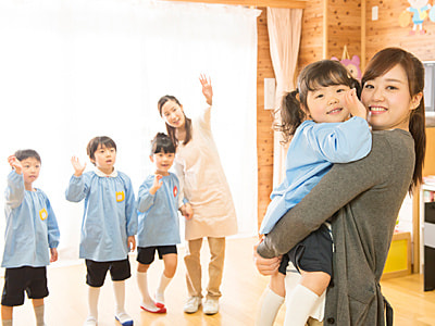 幼稚園や保育園の園児保護者に向けた大手化粧品メーカーの化粧水サンプリング事例