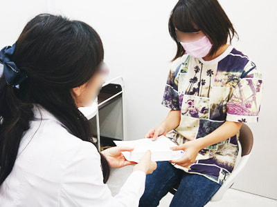 皮膚科に通う肌に悩みを持つ患者に向けた全成分日本製モイスチャーゲルクリームのサンプリング事例