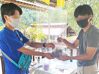 キャンプ場利用者に向けたお肉料理に合う調味料のサンプリング事例