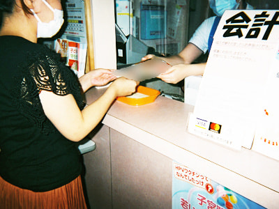 産婦人科と小児科での海外ブランド玩具クーポン付き冊子と玩具3種寄贈サンプリング事例2