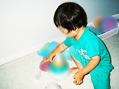 産婦人科と小児科での海外ブランド玩具クーポン付き冊子と玩具3種寄贈サンプリング事例1