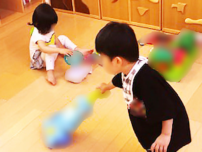 産婦人科と小児科での海外ブランド玩具クーポン付き冊子と玩具3種寄贈サンプリング事例