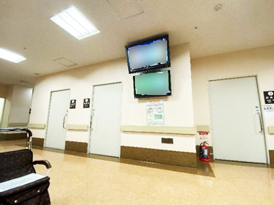 病院&調剤薬局待合室における肺炎予防啓発コンテンツ映像放映事例