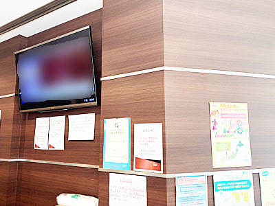 小児科待合室における待機シーンでの動画配信サービス映像放映事例1