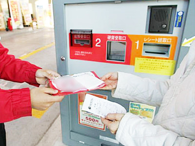 ガソリンスタンドでの地図裏広告媒体1