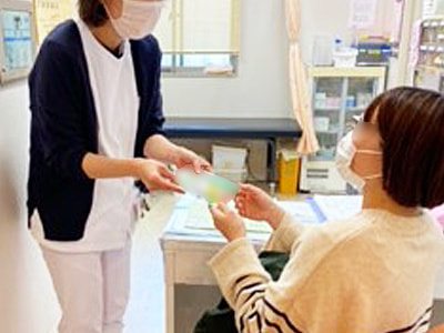 全国の妊産婦に向けた、妊娠中や産後、及び幼児の口腔ケアを目的とした大手メーカーのデンタルガム&タブレットの配布事例