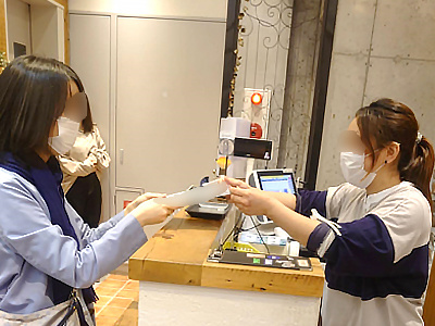 美容室における濃密ジュレのヘアケア商品の利用者に向けたサンプリング事例