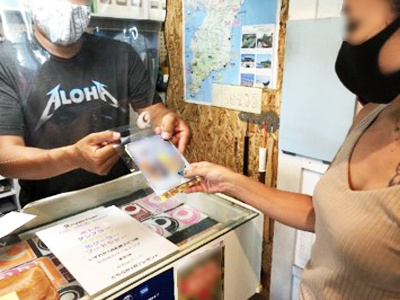 海沿い施設でのサーファーに向けた大手製薬会社製日焼け用オイルのサンプリング事例