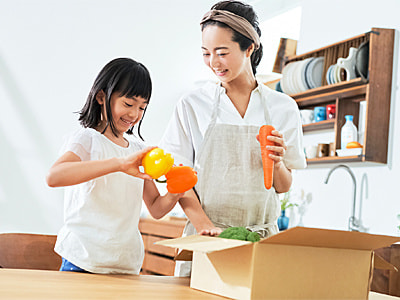 働くママに向けた食材宅配サービス商品パッケージへの通信教育講座案内チラシ同梱サンプリング事例4