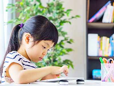 働くママに向けた食材宅配サービス商品パッケージへの通信教育講座案内チラシ同梱サンプリング事例2