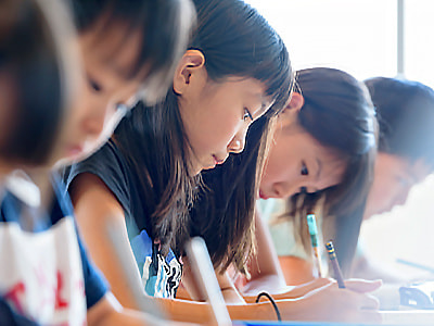 薬を服用する機会が増える冬に向けた小学校での薬を正しく飲む教育キットのサンプリング事例