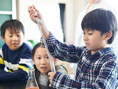 薬を服用する機会が増える冬に向けた小学校での薬を正しく飲む教育キットのサンプリング事例