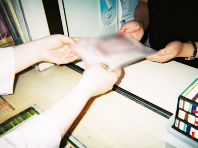 肌トラブルで皮膚科を受診する女性患者に向けた美容液成分がたっぷり含まれたホットクレンジングジェルのサンプリング事例