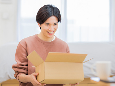 ファッション意識や流行感度の高そうな男性へ向けた化粧品メーカーの香水の大手アパレル通販同梱サンプリング事例