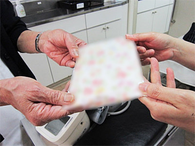 立ち仕事が多くトイレになかなか行けない女性看護師に向けた吸水ケア用品のサンプリング事例2