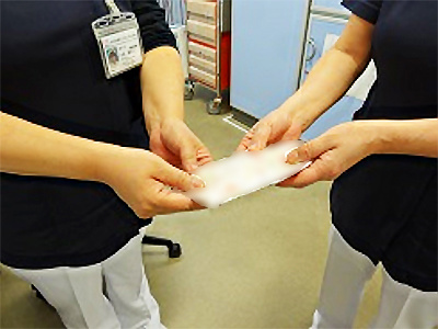 立ち仕事が多くトイレになかなか行けない女性看護師に向けた吸水ケア用品のサンプリング事例