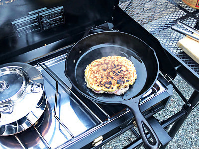 外で調理を行うキャンプ場とグランピング施設での簡単に作れるお好み焼き粉とチヂミ粉のサンプリング事例2