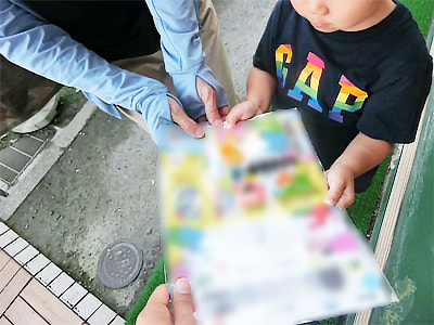 どうぶつの形をしたグミと商品紹介リーフレットを園児に、絵本を園児の家庭へ寄贈したサンプリング事例(第2弾)2