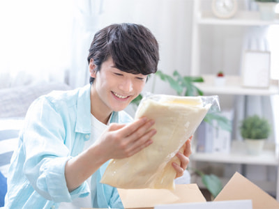 ファッション意識や流行感度の高そうな男性へ向けた化粧品メーカーの香水の大手アパレル通販同梱サンプリング事例1