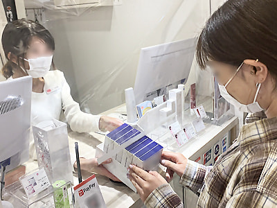 ネイルサロンにおける流行意識の高い女性に向けた競馬のオリジナルケースを使用した紅茶ティーバッグのサンプリング事例1