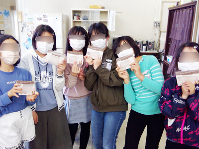 清潔指導の一環として幼稚園・保育園と小学校の児童・保護者に向けたシャンプー&コンディショナーのサンプリング事例