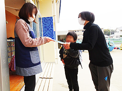 忙しいママに肌の潤い補給企画!  大容量化粧品+追加1週間分の試供品店舗引換チラシのサンプリング事例