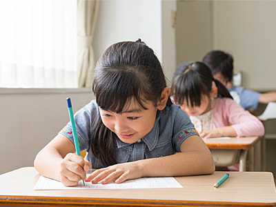 小学3年生と教職員に向けた「きれいなノート」を書くための工夫がされた学習ノートのサンプリング事例