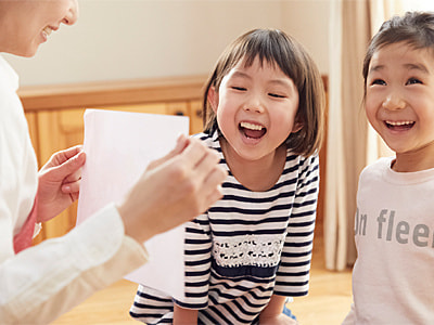 近隣幼稚園・保育園の園児に向けた大型ショッピングセンター内イベントのクーポン付きチラシの配布事例