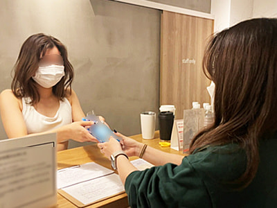 美容意識が高い20~40代女性が集まるヨガスタジオと美容院利用客に向けた泡洗顔料のサンプリング事例
