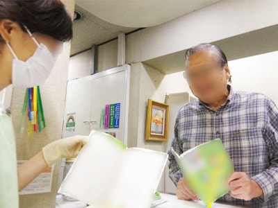 複数の医療機関での高齢期を迎える50~60代利用客に向けた自治体制作情報冊子のサンプリング事例