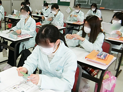 歯科衛生士を目指している専門学生に向けた将来使う可能性が高い洗口液と歯磨剤のサンプリング事例3