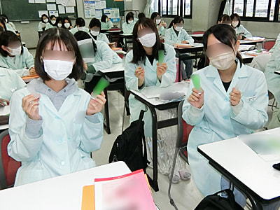 歯科衛生士を目指している専門学生に向けた将来使う可能性が高い洗口液と歯磨剤のサンプリング事例4