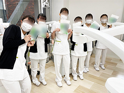 歯科衛生士を目指している専門学生に向けた将来使う可能性が高い洗口液と歯磨剤のサンプリング事例