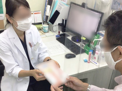 皮膚科、整形外科、リハビリテーションセンターの50代以上の患者に向けた乾燥肌&敏感肌用ボディケアセットのサンプリング事例