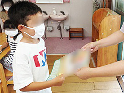 幼稚園・保育園・学童の園児&児童に向けたぬり絵&クイズ付き図鑑紹介チラシのサンプリング事例4