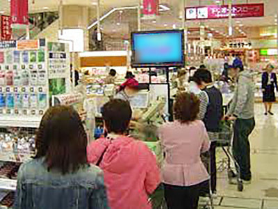 大手流通店内サイネージでの厚労省推進「上手な医療のかかり方」啓もう映像放映事例1