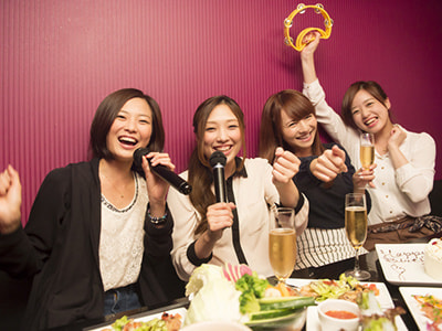 人気漫画単行本発売告知映像のカラオケチェーン個室における曲間CM放映事例1