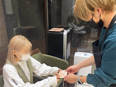 オイル配合量が多いパウダーファンデーションの美容室での美容師サンプリング事例2