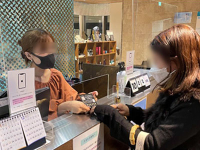 大手ピザチェーンでのピザBOXへの水族館特別割引券付きチラシ貼付け配布事例