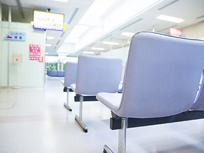 病院、調剤薬局の待合室におけるシニア向けスマートフォン紹介映像放映事例3