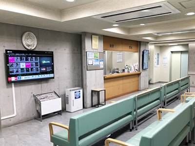 病院、調剤薬局の待合室におけるシニア向けスマートフォン紹介映像放映事例4