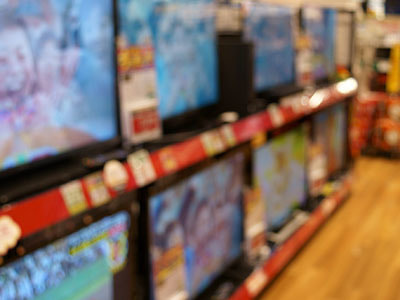 大手家電量販店内のテレビ売り場での映画の告知映像放映事例2