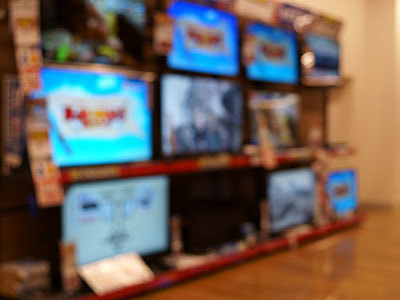 大手家電量販店内のテレビ売り場での映画の告知映像放映事例3