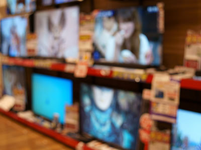 大手家電量販店内のテレビ売り場での映画の告知映像放映事例