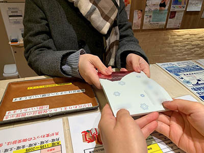 本事例の媒体情報 ・産婦人科(産科)でのルートサンプリング 産婦人科(産科)でのルートサンプリング ・皮膚科医院でのルートサンプリング 皮膚科医院でのルートサンプリング ・内科医院でのルートサンプリング 内科医院でのルートサンプリング    ルートサンプリングトピックス ルートプロモーション業界ニュース/特集記事 28自社ネットワーク  シーン別ルートサンプリング情報 店舗/施設でのルートサンプリング 教育機関(園/学校)でのルートサンプリング 医療機関(病院)でのルートサンプリング 会社/塾/スクールでのルートサンプリング 自宅への同梱サンプリング その他のルートサンプリング 手法別ルートメディア情報 デジタルサイネージ 各種ルートメディア イベントスペース/タッチ&トライ 会員誌/会報誌への広告出稿 ルートプロモーション実施事例 ルートサンプリング実施事例 ルートメディア実施事例 ターゲット別ルートメディア(属性) F1層 F2層 M1層 M2層 キッズ 18歳以下女性 18歳以下男性 シニア シルバー ターゲット別ルートメディア(職業) OL ビジネスマン 主婦 妊婦/育児主婦 学生(小中高) 学生(専門/大学) ファミリー 経営者 富裕層 訪日外国人 商材別プロモーション実施事例 飲料(清涼飲料水/ノンアルコール) 飲料(アルコール飲料) 飲料・食品(乳・植物性乳飲料) 菓子 食品/調味料 健康食品/保健機能食品  衛生製品/温熱製品 ヘアケア/スタイリング製品  オーラルケア製品 フェイスケア/スキンケア製品 衣類/キッチン/住居用製品 啓もう/啓発 店舗告知/店舗誘引 イベント告知  イベント 出前授業/グループインタビュー 要冷蔵 食品ロス削減啓蒙活動 プロモーション実施事例&媒体サイト内検索 Google  トゥーエイト運営サービス 28街頭サンプリングガイド 全国最大級の街頭配布ポイント紹介サイト   声の達人 高品質なプロの声を早く低価格でお届けするナレーション録音サービス  高品質なプロの声を早く低価格にお届けするナレーション録音サービス「声の達人」 声の達人スタジオ 恵比寿駅徒歩1分の好立地。1h5,000円以下の格安録音スタジオ  恵比寿駅徒歩1分の好立地。1h5,000円以下の格安録音スタジオ「声の達人スタジオ」 ミュージアムガイド イベントでお客様への非接触説明ツールとして活躍する格安スマホ音声ガイド  格安に作れる多言語対応・多機能なスマホ音声ガイド